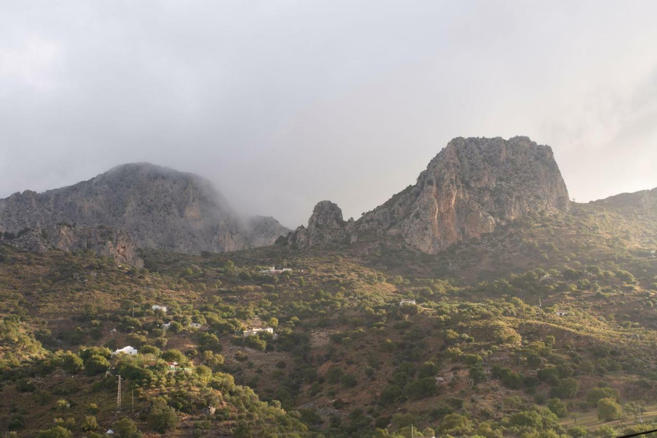Lagar Del Chorro Junto Caminito Del Rey Piscina Y Baloncesto Apartment Luaran gambar